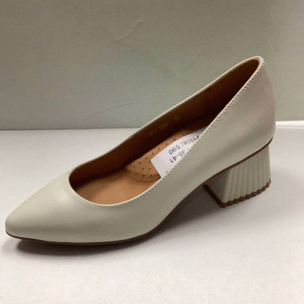NEW 1936 women's saveria plain fan mid pump in white leather/white heel